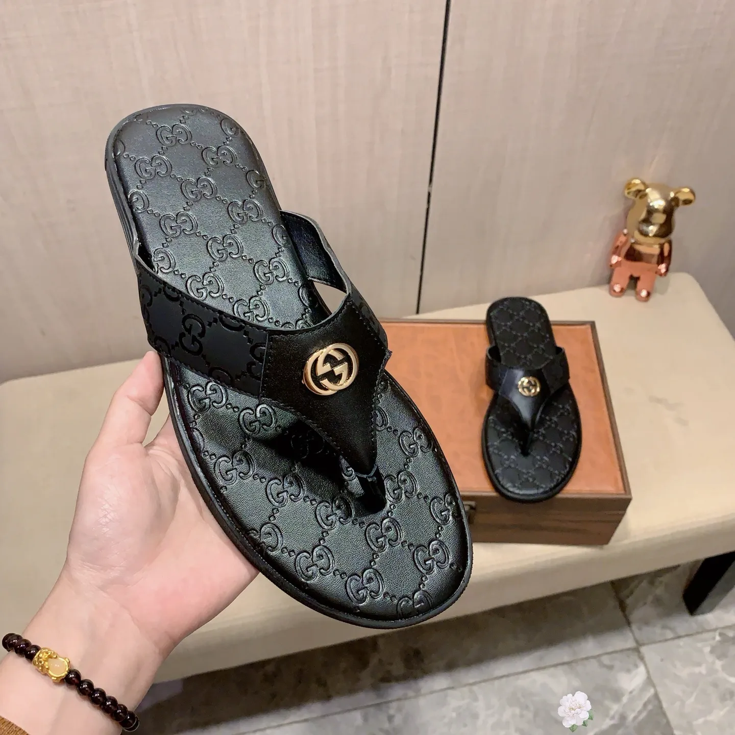 Slippers: New model: Factory price: 260💰💰🎩🎩🔥🔥《 Gucci* 》Series of slippers top purchasing agent🔍🔍Sold at the same time for men, original Italian imported webbing made of selected cowhide, exquisite workmanship,), sole: (super comfortable) original factory special sole, ⚠️exclusive double-layer movable molded sole super comfortable⚠️, real shot🎬the real thing is more beautiful🔍🔍266 regular code 38-44, can be ordered 45.